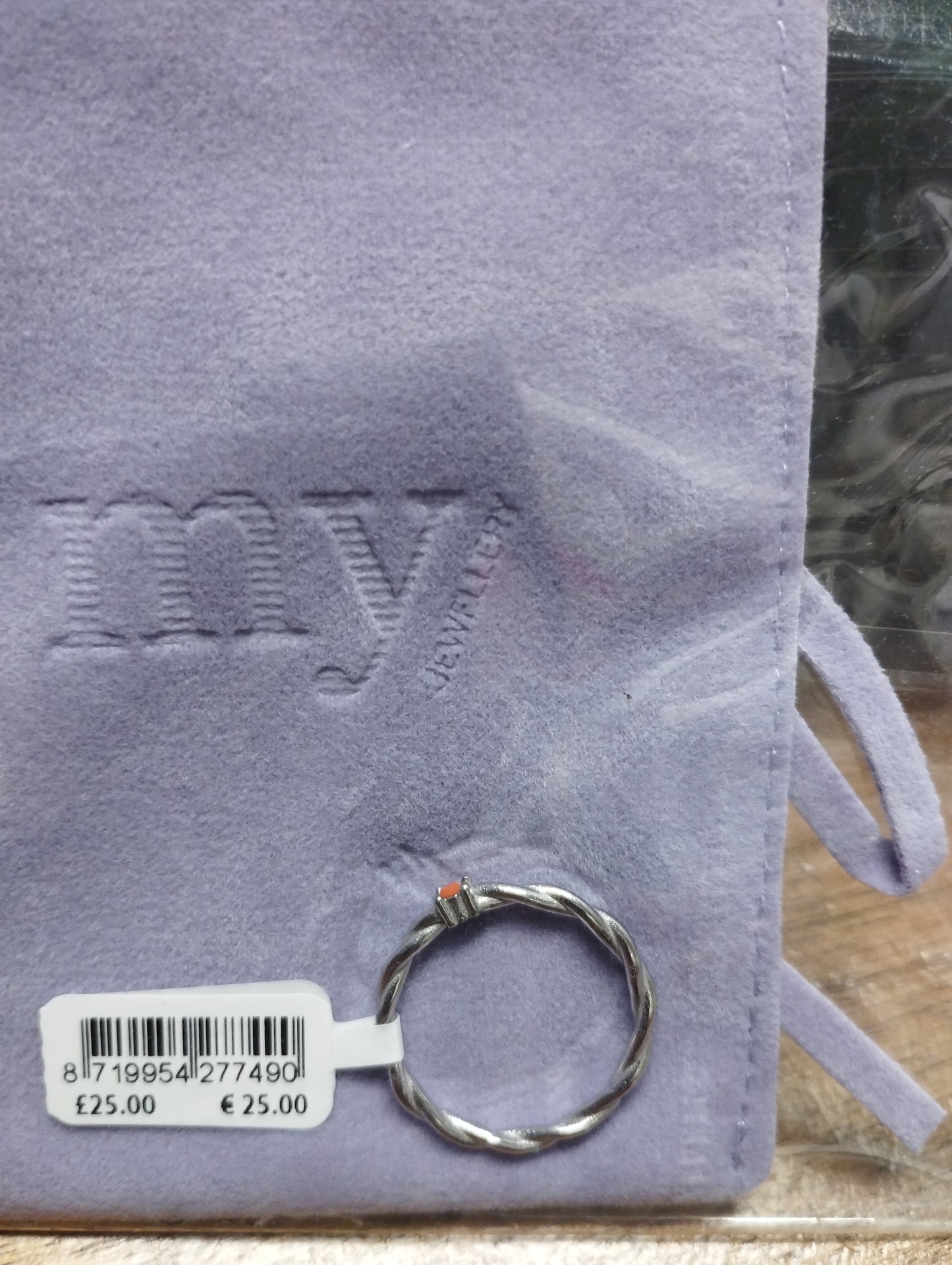 Ring mit rotem Stein